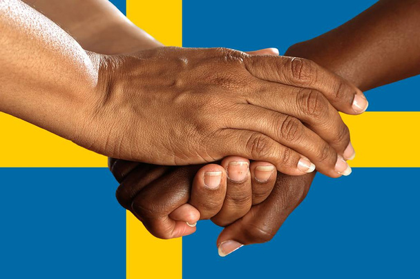 Zweden vlag, intergratie van een multiculturele groep jongeren - Foto, afbeelding