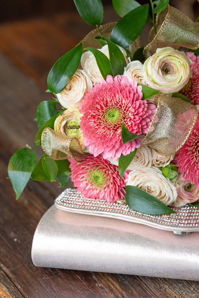 Красивий червоний букет тюльпанів з квітів і чорної кладки на формальному столі для офіційної події, весілля або випускного вечора
. - Фото, зображення