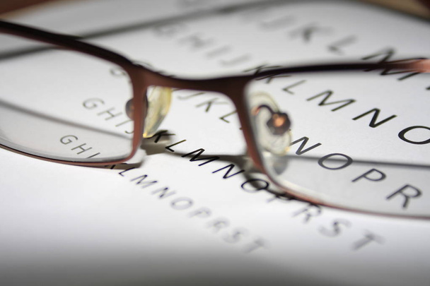 Eye test chart and eye glasses - Image - Photo, Image