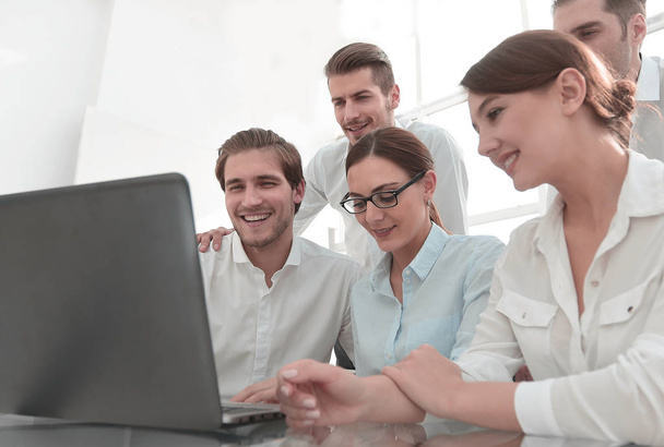business team looks at the laptop screen - Φωτογραφία, εικόνα