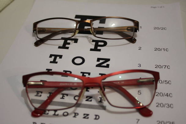 Tabla de pruebas oculares y anteojos - Imagen
 - Foto, Imagen