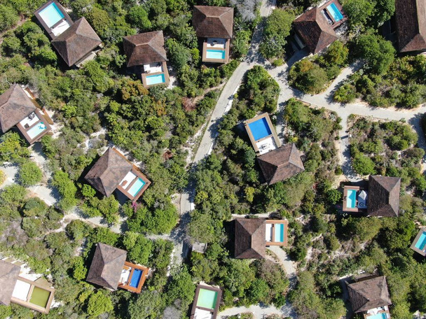 Vista aerea di villa di lusso con piscina nella foresta tropicale. Villa tropicale privata con piscina tra giardino tropicale con palme vicino alla costa. Praia de Forte, Bahia, Brasile
 - Foto, immagini