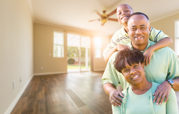 家の空の部屋で幸せのアフリカ系アメリカ人家族. - 写真・画像
