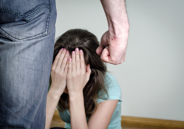 Концепція домашнього насильства. Перелякана жінка і чоловічий кулак
 - Фото, зображення