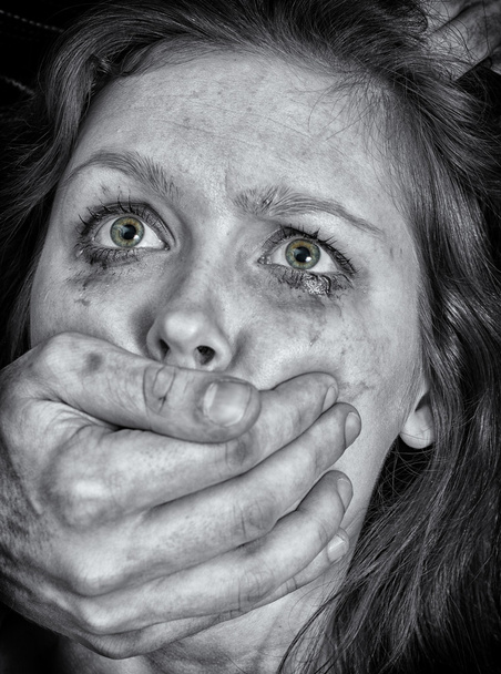 portrét vyděšená žena s pláčem. pojem násilí. černá a bílá - Fotografie, Obrázek
