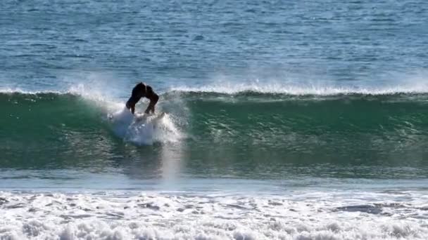 Karayip Denizi büyük dalgalar sörf sörfçü ağır çekim Süper. Karayip Sea.Water Spor videoları süper yavaş çekimde dalgalarda sörf sörfçü hazır. - Video, Çekim