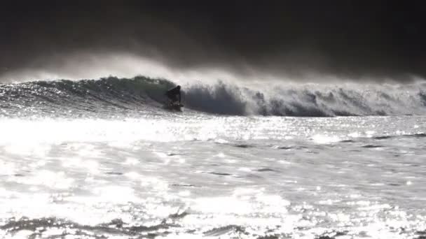 Surffaajat surffaavat isoja aaltoja Karibianmerellä super hidas liikkuminen.Surffaajat valmiina surffaamaan aaltoja Karibianmerellä.Vesiurheilu videoita super hidastettuna
. - Materiaali, video