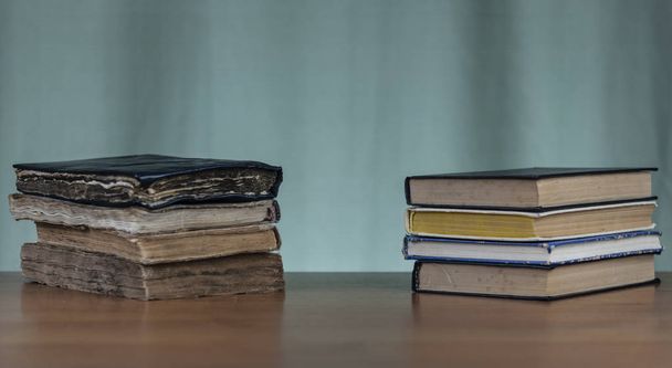 стопка книг на коричневом деревянном столе с местом для надписей. Старые книги. Образование
.  - Фото, изображение
