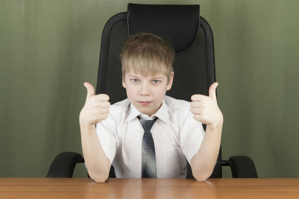 Porträt eines stilvollen Business-Kindes am Arbeitsplatz. Niedlicher kaukasischer Junge imitiert Geschäftsmann oder Büroarbeit - Foto, Bild