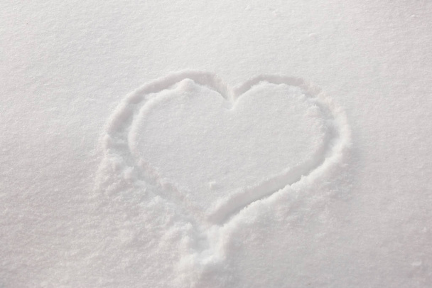 Heart on snow. Cold heart - Foto, afbeelding