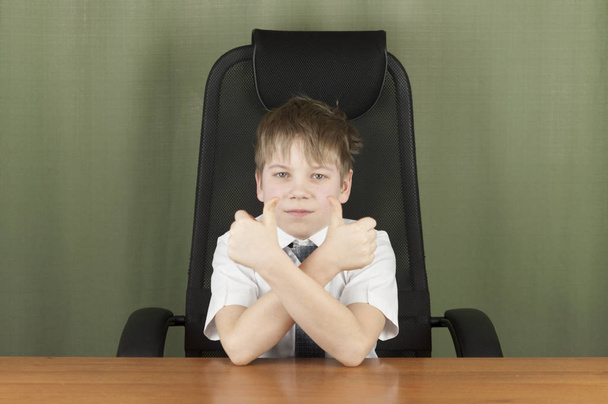 Πορτραίτο του κομψό επαγγελματίες παιδί κάθεται στο χώρο εργασίας. Χαριτωμένο Καυκάσιος αγόρι μιμείται επιχειρηματίας ή γραφείο στον Τουρ - Φωτογραφία, εικόνα