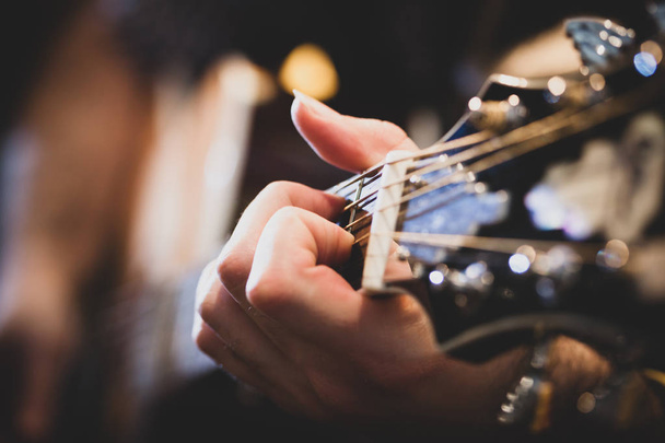 Κοντινό πλάνο της χέρια παίζοντας κλασική κιθάρα. Επιλεκτική εστίαση. - Φωτογραφία, εικόνα
