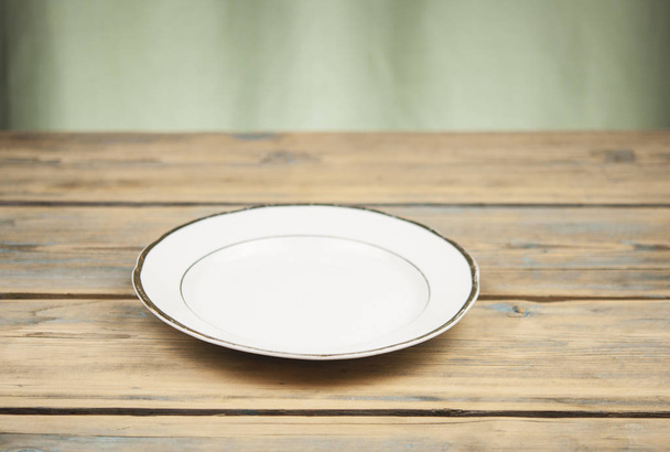 Placa vazia branca na mesa de madeira
 - Foto, Imagem
