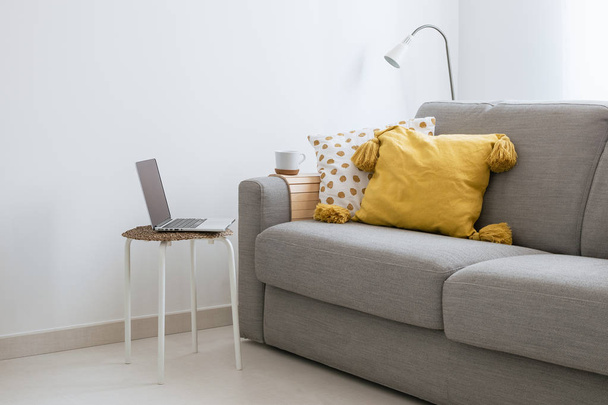 Freelancer, bloggaaja työtila, skandinaaviseen tyyliin hygge tyyliin viihtyisä olohuone - muistikirja, sohva Tyyny tupsut Kahvimuki Neulottu ruudullinen
 - Valokuva, kuva