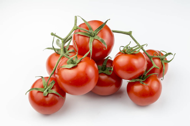 Pomodori rossi biologici freschi sullo sfondo bianco
 - Foto, immagini