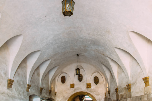 Medieval archway with lanterns in Wawel castle in Krakow, Poland - Foto, imagen