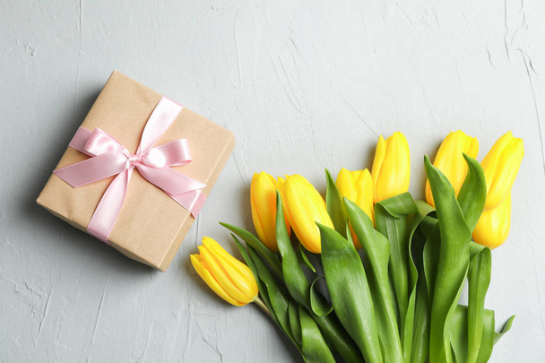 Gyönyörű csokor sárga tulipánok ajándék a szürke háttér, felülnézet. Hely a szöveg - Fotó, kép