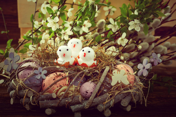 Pollos de Pascua en la decoración del nido, primer plano vintage vie
 - Foto, imagen