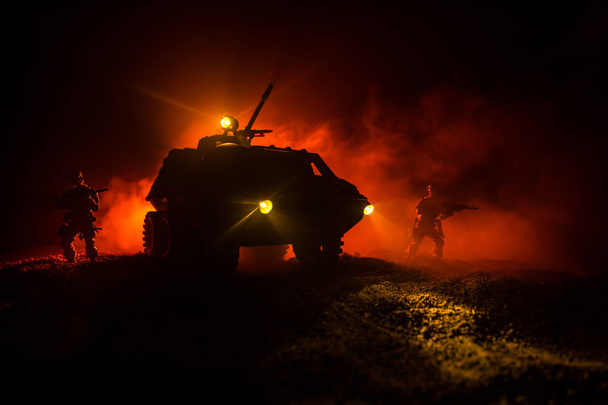 Concepto de guerra. Siluetas militares peleando escena en el fondo del cielo niebla de guerra, silueta de vehículo blindado debajo de Cloudy Skyline Por la noche. Escena de ataque. Batalla de tanques. Decoración de obra
 - Foto, imagen