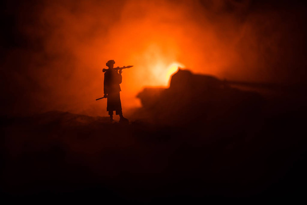 Wojskowa sylwetka żołnierza z bazuką. Koncepcja wojny. Wojskowy sylwetka walczę scena na wojenny mgła niebo tło, żołnierz sylwetka celuję do cel w nocy. Miejsce ataku - Zdjęcie, obraz