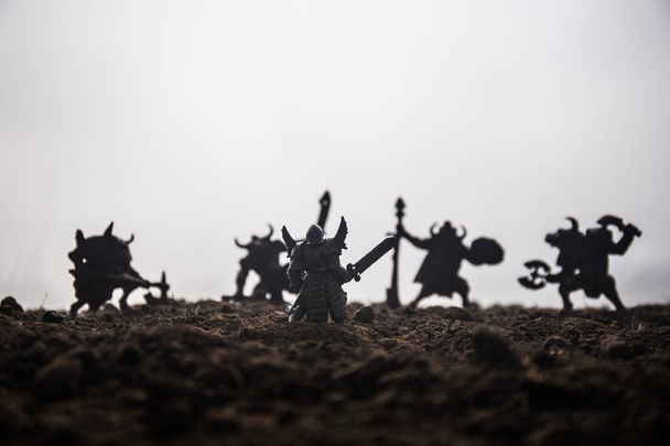 Średniowieczne bitwy sceny z kawalerii i piechoty. Sylwetki postaci jako oddzielne obiekty, walka pomiędzy wojowników na tle mglisty zachód słońca. Sztuka dekoracji. Selektywny fokus - Zdjęcie, obraz