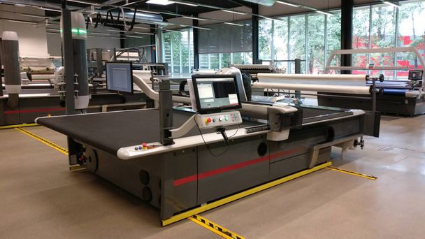 Máquina CNC para cortar telas, materiales textiles y cuero
 - Foto, Imagen