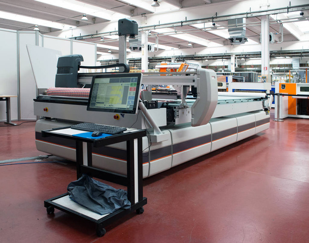 CNC stroje pro řezání textilií, textilních materiálů a kůže - Fotografie, Obrázek