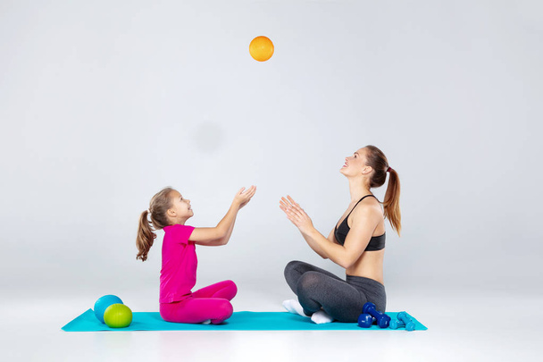 Mujer deportiva y niña de 10 años con slamballs
 - Foto, imagen