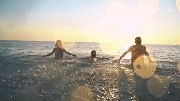 Šťastná rodina baví na letní prázdniny. Otec, matka a dítě hrající v moři. Koncept aktivního zdravého životního stylu - Záběry, video