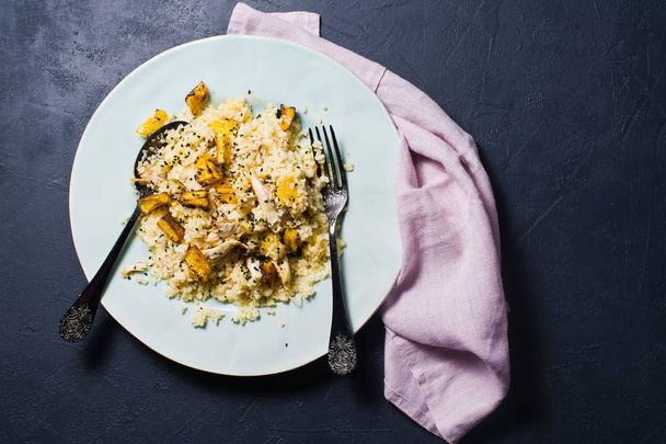 Sült tök és a quinoa. Vegán egészséges élelmiszer. Sötét háttér, felülnézet - Fotó, kép