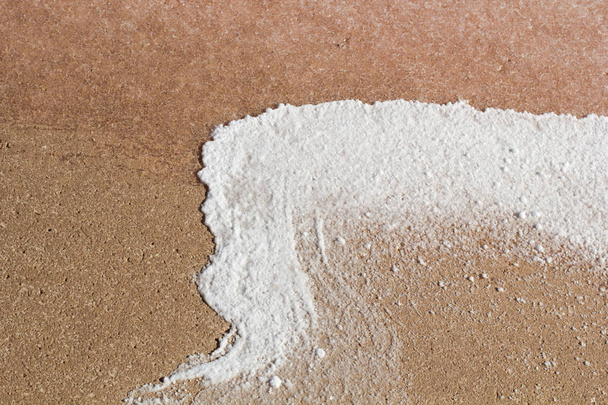 Cristal de sel blanc naturel ondule texture sur le sable, macro, gros plan. Fond de lac salé, Espagne, Torrevieja
. - Photo, image