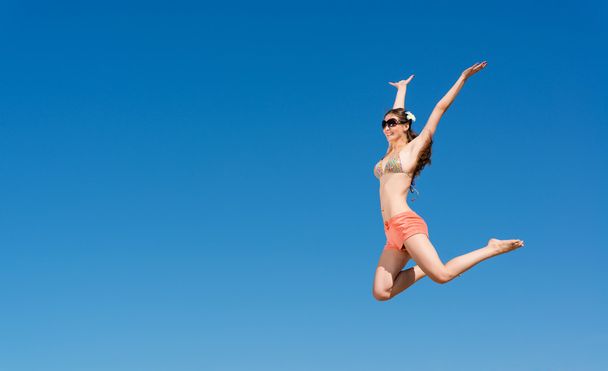Молодая женщина прыгает - Фото, изображение