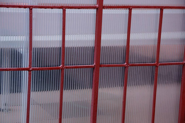 fondo de barras de hierro rojo en una pared de plástico gris
 - Foto, Imagen