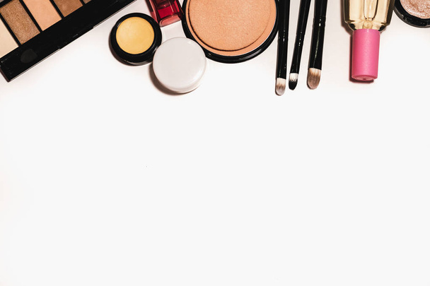 Make-up tools en accessoires op een witte achtergrond met kopie ruimte voor tekst. Bovenaanzicht - Foto, afbeelding