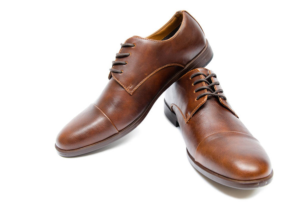 Kahverengi ayakkabılar beyaz arkaplanda izole edilmiş - Fotoğraf, Görsel