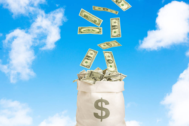 Деньги падают с неба в сумку с долларами, небо с облачным фоном, концепция успеха
 - Фото, изображение