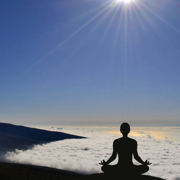 La silueta de un yogui en loto posan sobre las nubes
 - Foto, imagen