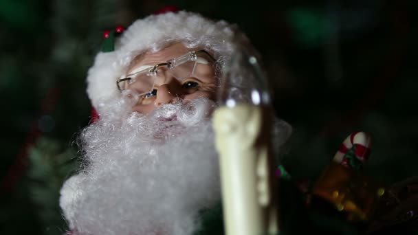 Άγιος Βασίλης με ένα κερί κοντά το χριστουγεννιάτικο δέντρο  - Πλάνα, βίντεο
