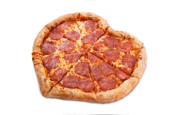 Pizza Pepperoni Forma a cuore con mozzarella, salame, sagoma per il vostro design e menù di ristorante, fondo bianco isolato. Concetto pizza San Valentino
 - Foto, immagini
