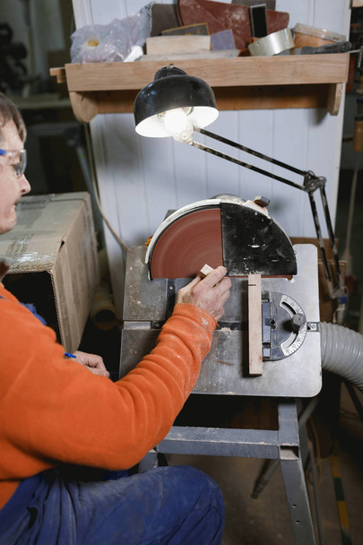 Carpintero haciendo su trabajo en taller de carpintería.Carpintero trabajando en máquinas de carpintería en carpintería
 - Foto, Imagen