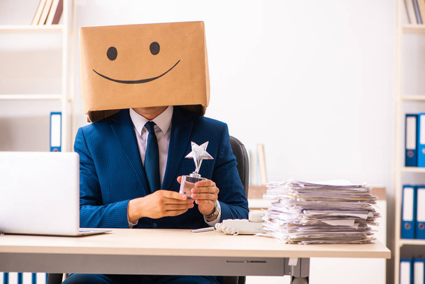 Szczęśliwy pracownik z pudełkiem zamiast głowy - Zdjęcie, obraz