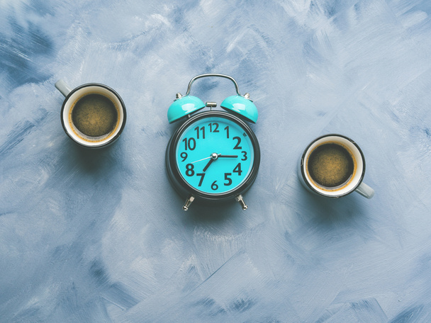 Дві чашки кави і будильник на синьому
 - Фото, зображення