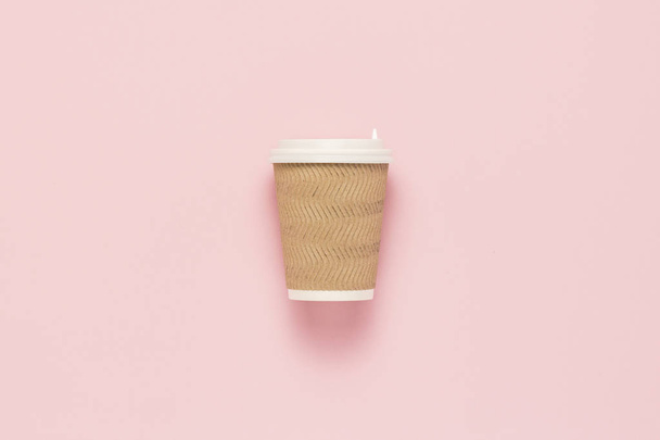 Одноразовая бумажная чашка с пластиковой крышкой для горячего кофе или чая на розовом фоне. Плоский, вид сверху
 - Фото, изображение