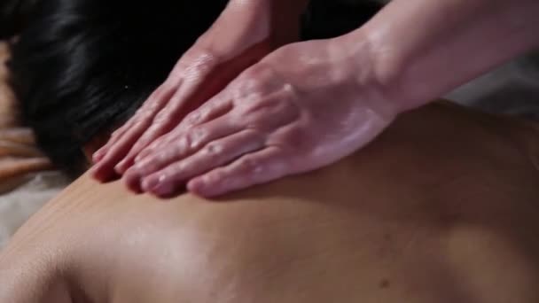 Heel mooi meisje krijgt een rug massage in de spa salon. - Video