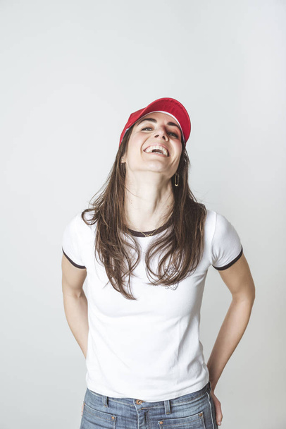 Studio kırmızı şapka ile mutlu güzel kadın - Fotoğraf, Görsel