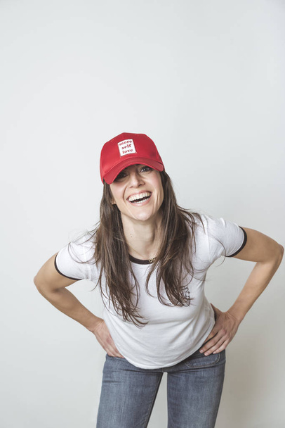 Studio kırmızı şapka ile mutlu güzel kadın - Fotoğraf, Görsel