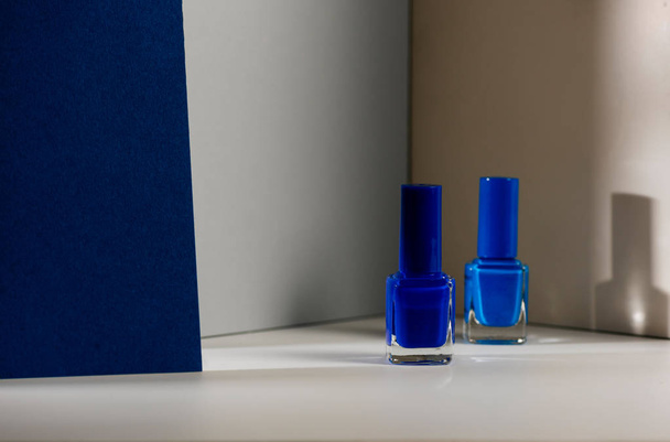botella de esmalte de uñas y fondo colorido, imagen conceptual de maquillaje y el cuidado de las manos
 - Foto, Imagen