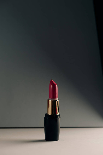 Roze lippenstift op moderne achtergrond. Product- en make-up contemporanean concept - Foto, afbeelding