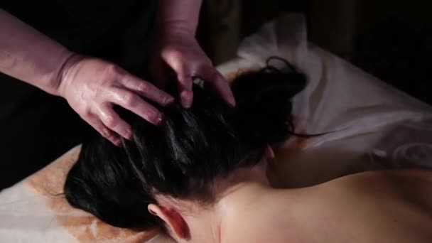 Heel mooi meisje krijgt een hoofd massage in de spa salon. - Video