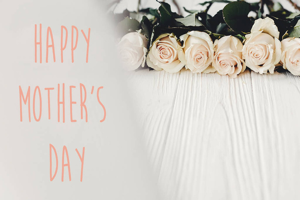 Feliz signo de texto del Día de la Madre en rosas blancas sobre fondo de madera
 - Foto, Imagen